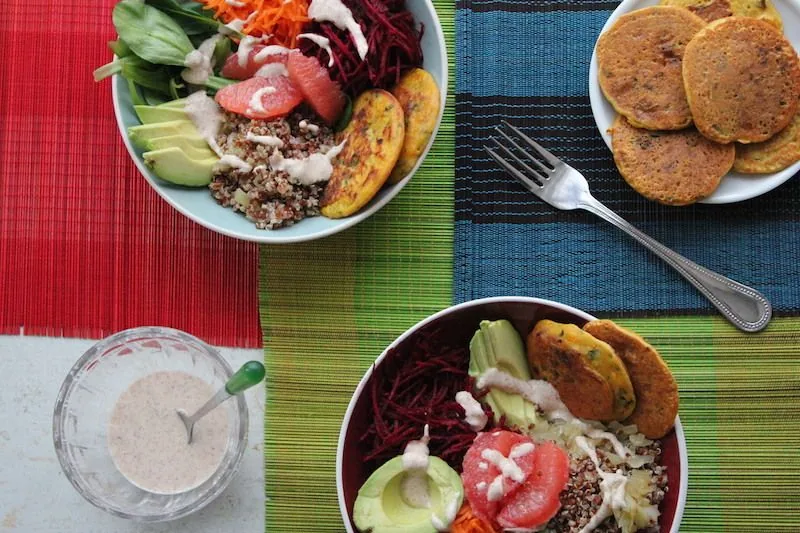 Buddha bowl et petites crêpes à la farine de pois chiche  sans gluten