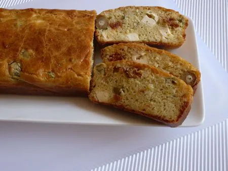 Cake salé à la farine de riz aux olives, tomates séchées