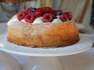 Comme un noisetier meringué et ses fruits rouges sans gluten