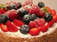 Comme un noisetier meringué et ses fruits rouges sans gluten