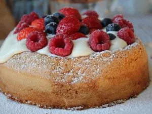 Comme un noisetier meringué et ses fruits rouges sans gluten
