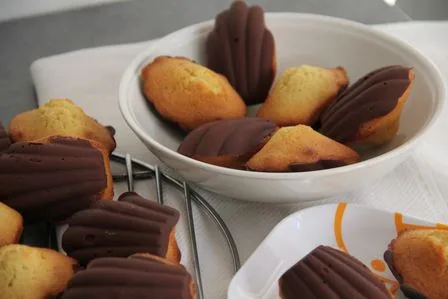 Madeleines à la vanille et coque en chocolat sans gluten