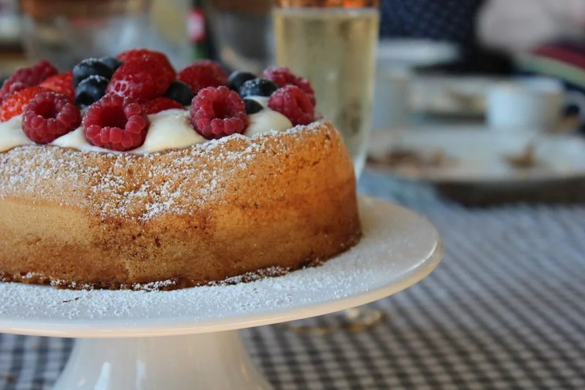 Comme un noisetier meringué et ses fruits rouges sans gluten