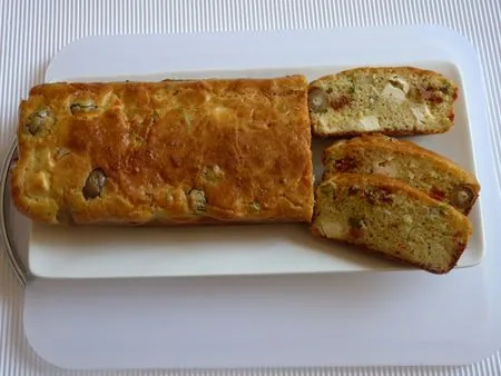 Cake salé à la farine de riz aux olives, tomates séchées