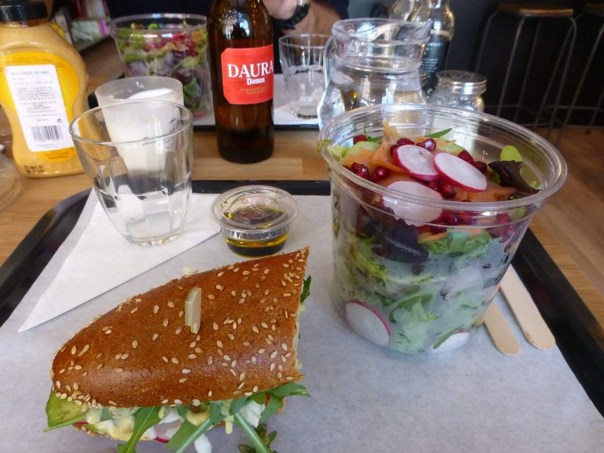 Sandwich et salade garantis sans gluten avec une bière