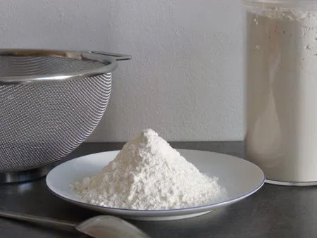 Livre de cuisine et mélange de farines sans gluten