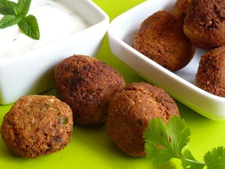 Boulettes : Falafels et dip au yaourt